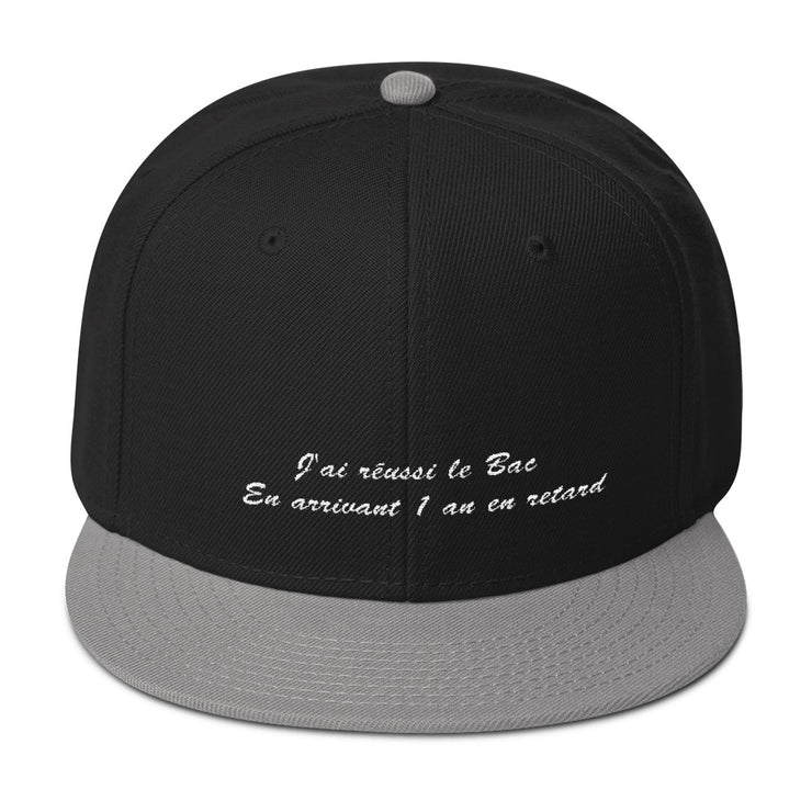 Casquette snapback "J'ai réussi le Bac en arrivant 1 an en retard"